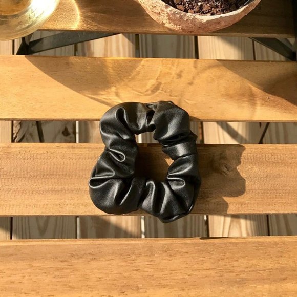TREND ALERT Blk Faux Leather Scrunchy / Scrunchie - Picture 4 of 7
